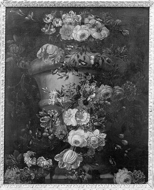 Tuinvaas op stenen plint omringd door bloemen, 1725, Christian Luycks