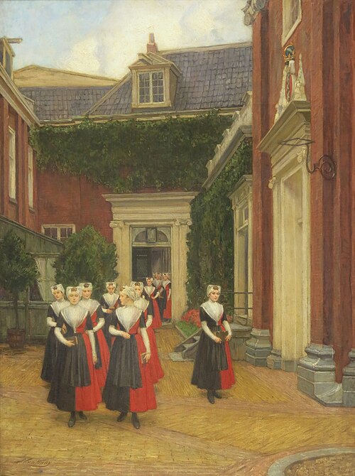 Amsterdamse weesmeisjes terugkerend van kerkbezoek op binnenplaats van het Burgerweeshuis, 1905, Nicolaas Waay