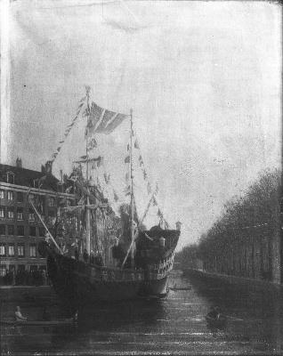 Het feestvaartuig "de galjoot" in de bocht van de Herengracht, 1887, Jacob Taanman