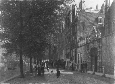 Oudezijds Voorburgwal in noordelijke richting, met poortje van Agnietenkapel, 1887, Johan Conrad Greive